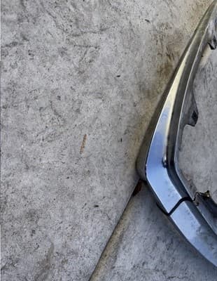 1987 Yamaha XVZ1300 Venture Royale Y371 rear trunk chrome trim piece - Thumbnail 10