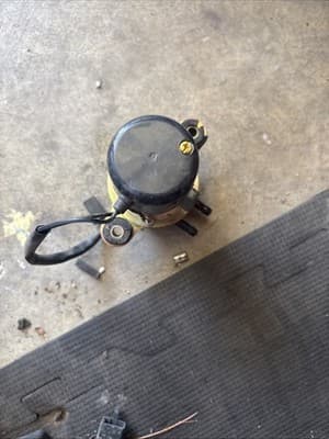 1983-86 Honda V65 Magna VF1100 Fuel Petrol Pump OEM - Thumbnail 4