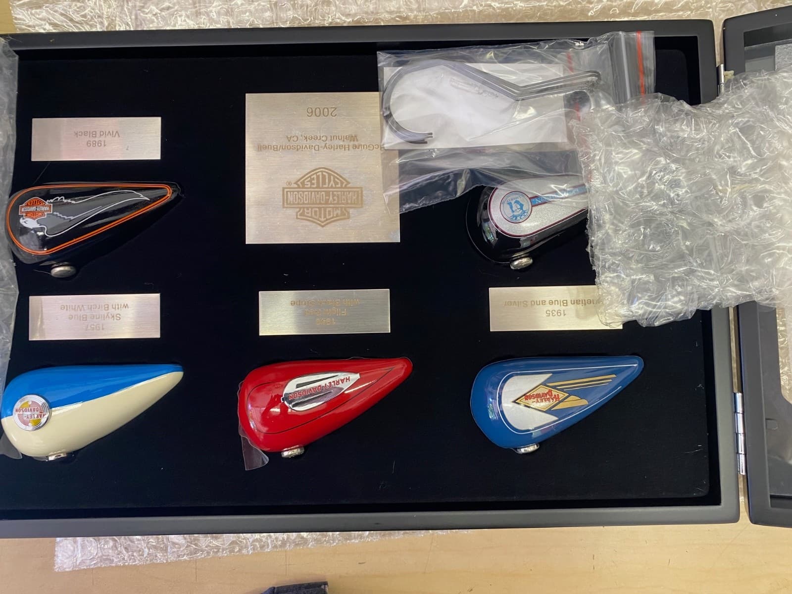 Harley Davidson 2006 Collectible Mini Gas Tank Set - Thumbnail 5