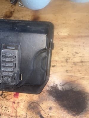 1985 Honda V65 Magna VF1100 H555. fuse panel box tray - Thumbnail 4