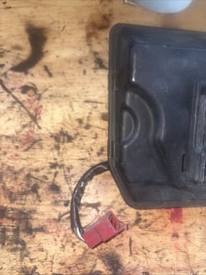 1985 Honda V65 Magna VF1100 H555. fuse panel box tray - Thumbnail 2