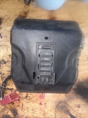 1985 Honda V65 Magna VF1100 H555. fuse panel box tray - Thumbnail 3