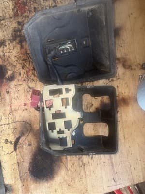 1985 Honda V65 Magna VF1100 H555. fuse panel box tray - Thumbnail 8