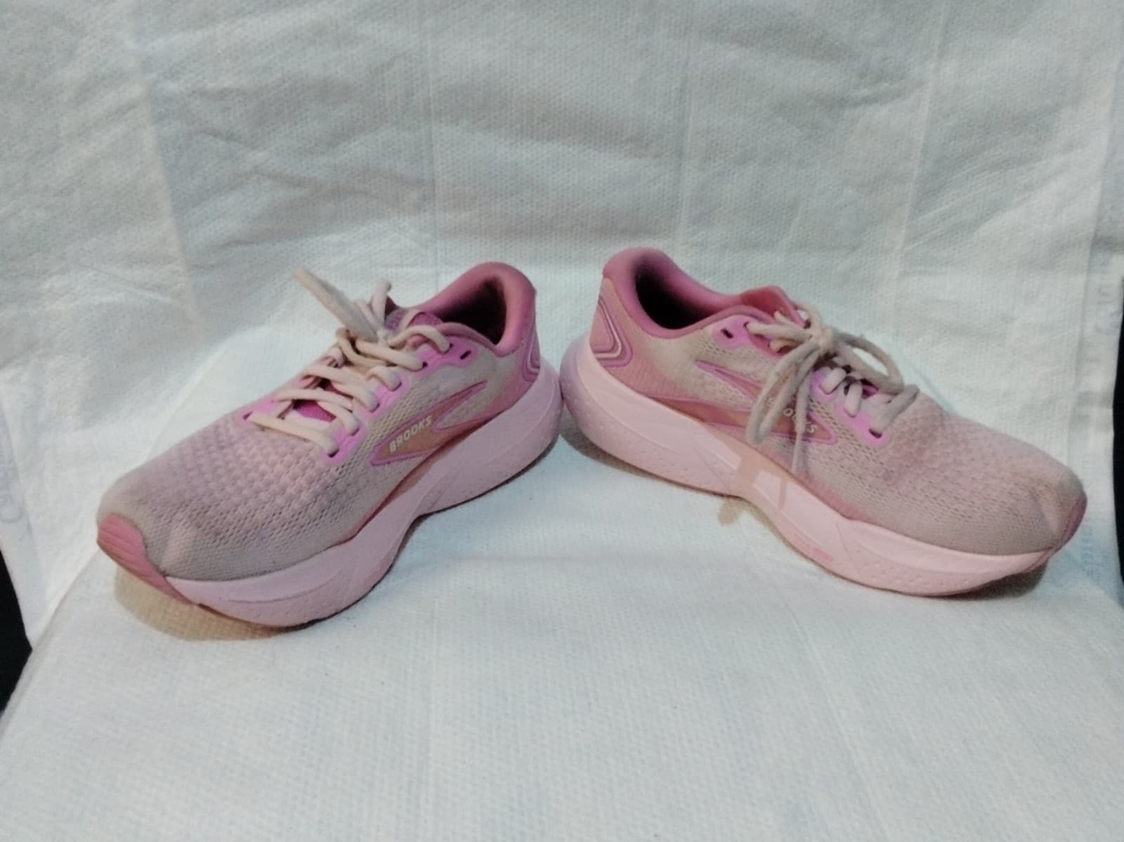 brooks pink athletic shoes size 7 - Thumbnail 2