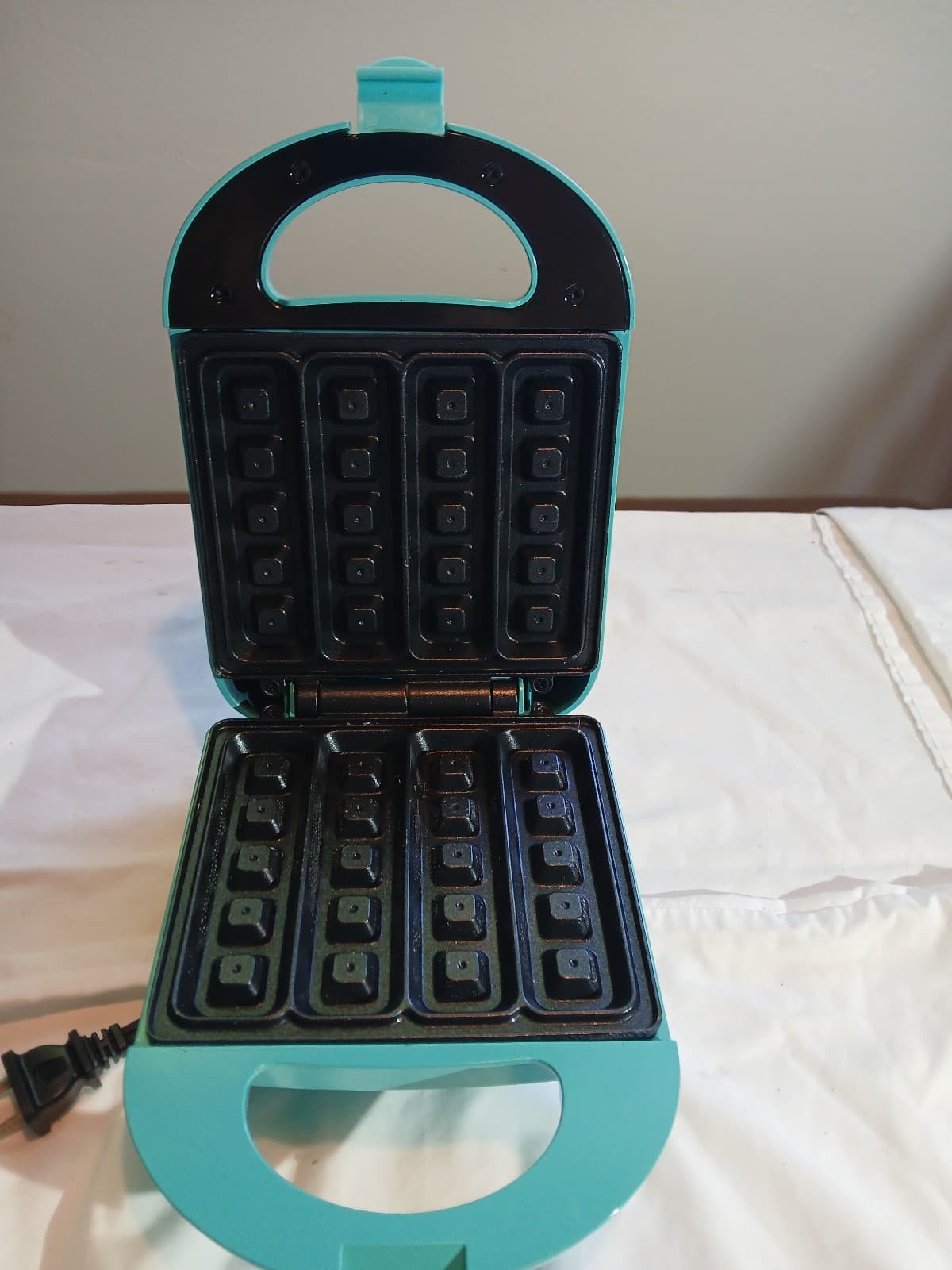 Babycakes MW-30 Mini Waffle Maker Blue 550W 120V Non-Stick Indicator Light - Thumbnail 2