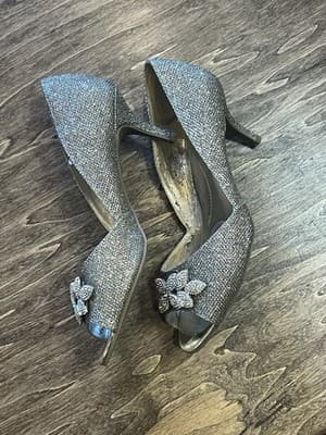 Bandolino Peep Toe Pumps Womens 7.5 Silver Metallic Flower Heels Party - Thumbnail 4