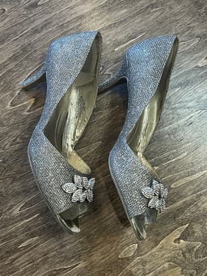Bandolino Peep Toe Pumps Womens 7.5 Silver Metallic Flower Heels Party - Thumbnail 2