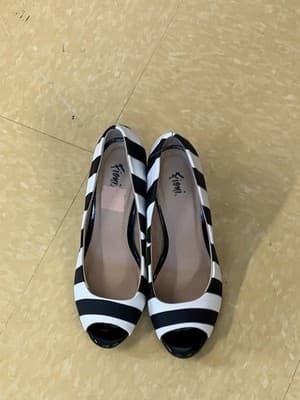 Women’s Black And White Striped High Heels Size 6.5 Fiona - Thumbnail 3