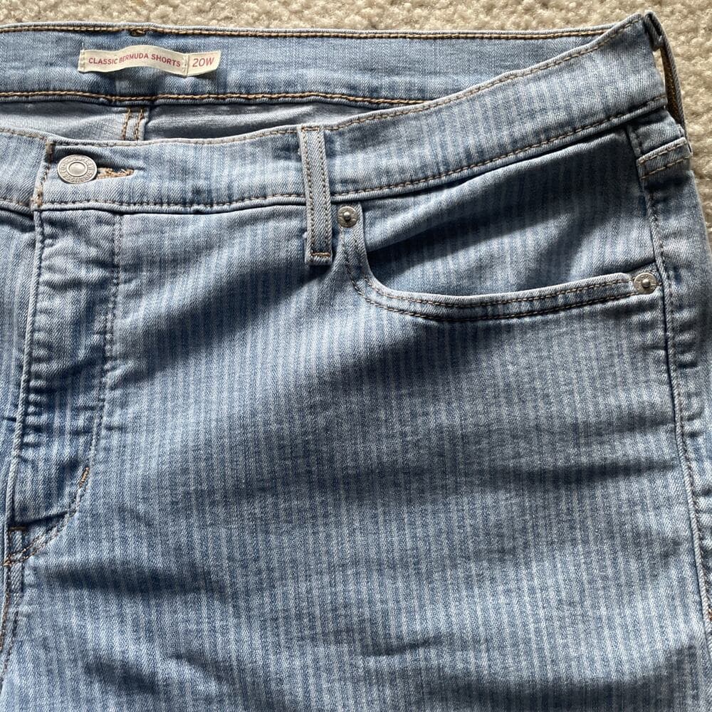 Levis Blue Pinstriped Classic Bermuda Shorts Womens 20W Preowned - Thumbnail 3
