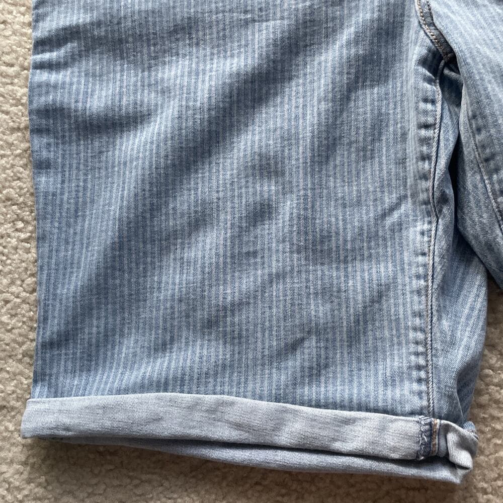 Levis Blue Pinstriped Classic Bermuda Shorts Womens 20W Preowned - Thumbnail 5