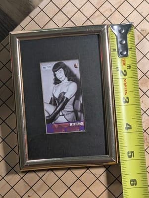 Bettie Page Framed RARE Trading Card No 121 Millhouse Tobacco Bulk Cured #3/3 - Thumbnail 5
