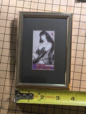 Bettie Page Framed RARE Trading Card No 121 Millhouse Tobacco Bulk Cured #3/3 - Thumbnail 4