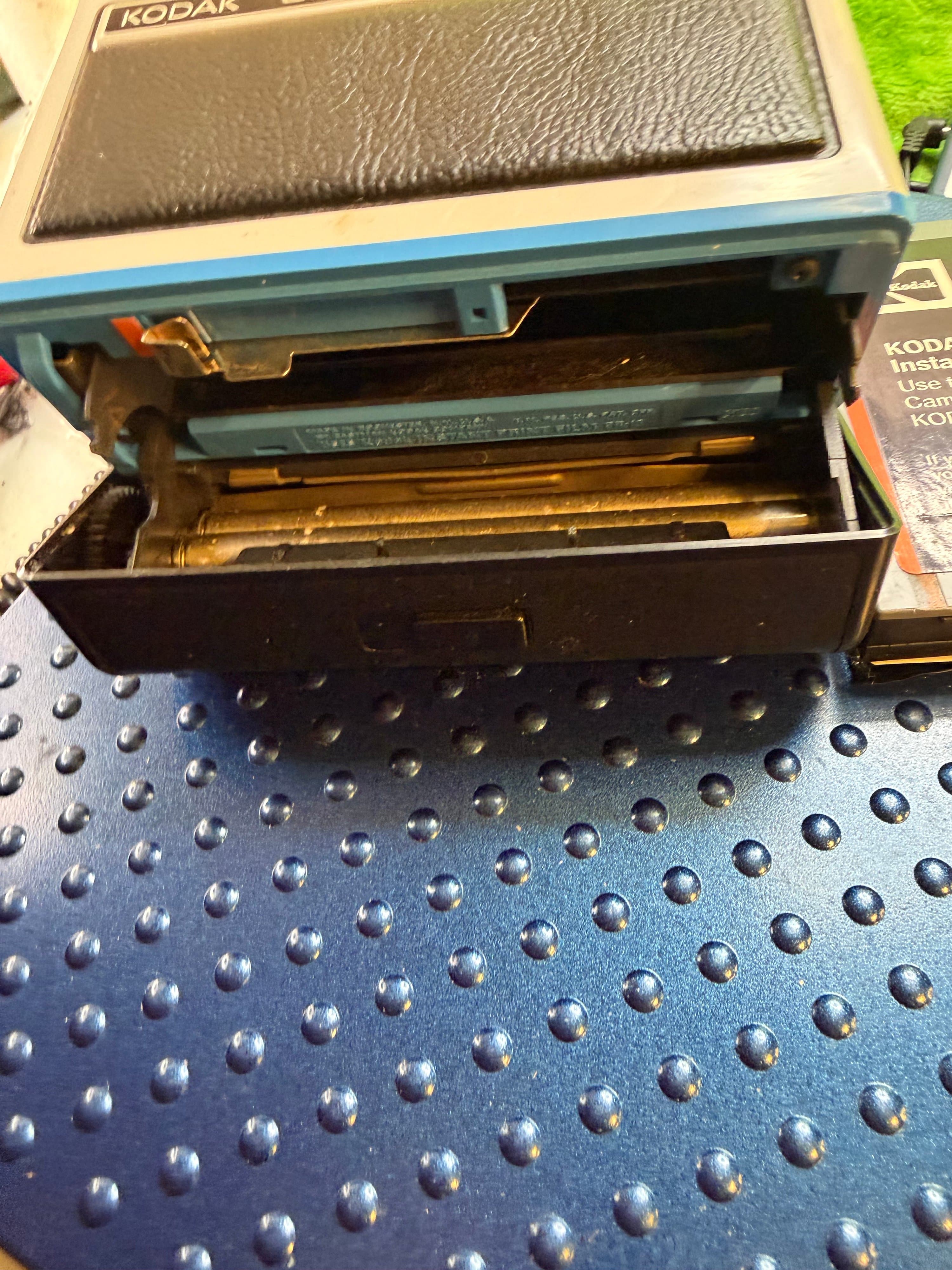 Vtg Kodak EK4 Instant Camera w/ Film Pack, 1970s, Untested - Thumbnail 3