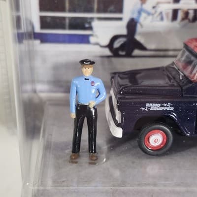 M2 Machines Gulf 1959 GMC Fleet Option Truck Service Station Diorama Toy NEW - Thumbnail 3
