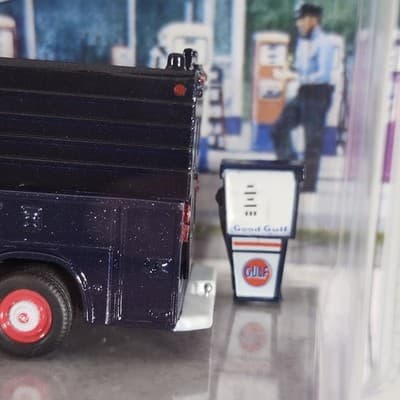 M2 Machines Gulf 1959 GMC Fleet Option Truck Service Station Diorama Toy NEW - Thumbnail 5