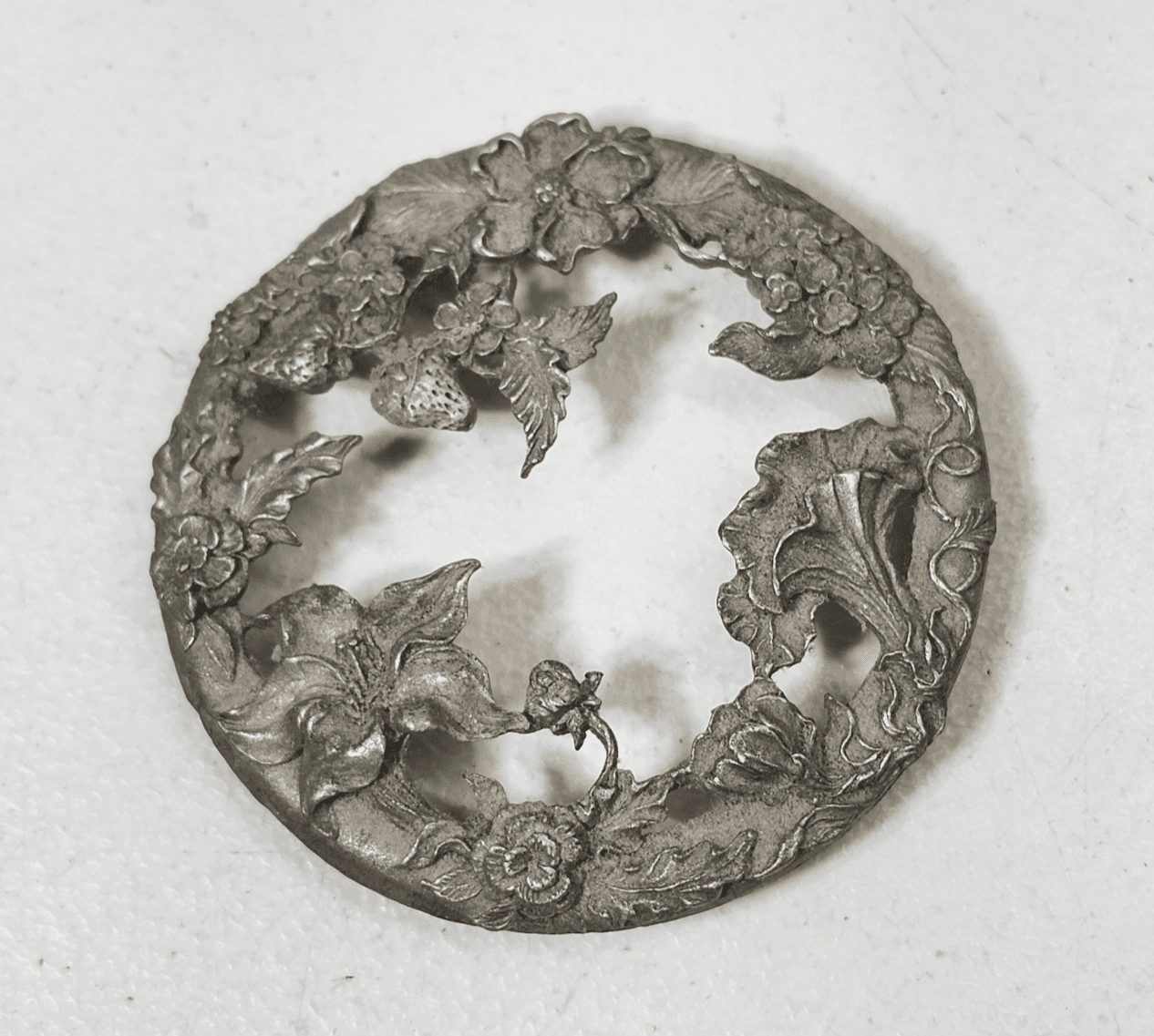 Crabtree & Evelyn 1992 Pewter Lid Floral Design 3.25"