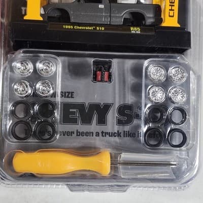 2026 M2 Machines Model Kit 1995 Chevrolet S10 R85 26-02 W/ Car Lift 1/64 Toy NEW - Thumbnail 3