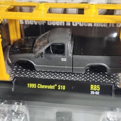2026 M2 Machines Model Kit 1995 Chevrolet S10 R85 26-02 W/ Car Lift 1/64 Toy NEW - Thumbnail 2