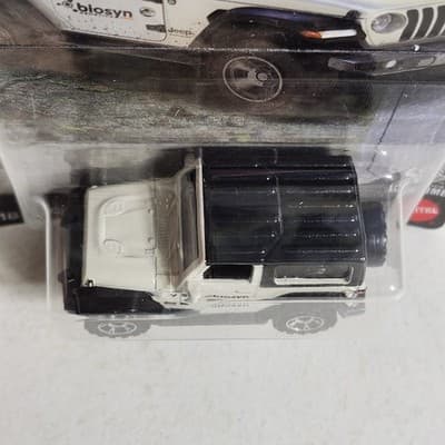 Matchbox Jurassic World '18 Jeep Wrangler Car 1/64 Toy Vehicle NEW - Thumbnail 3