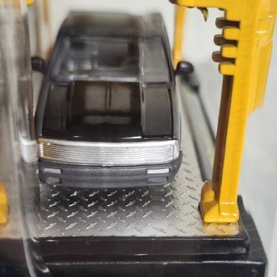 2026 M2 Machines Model Kit 1995 Chevrolet S10 R85 26-02 W/ Car Lift 1/64 Toy NEW - Thumbnail 4