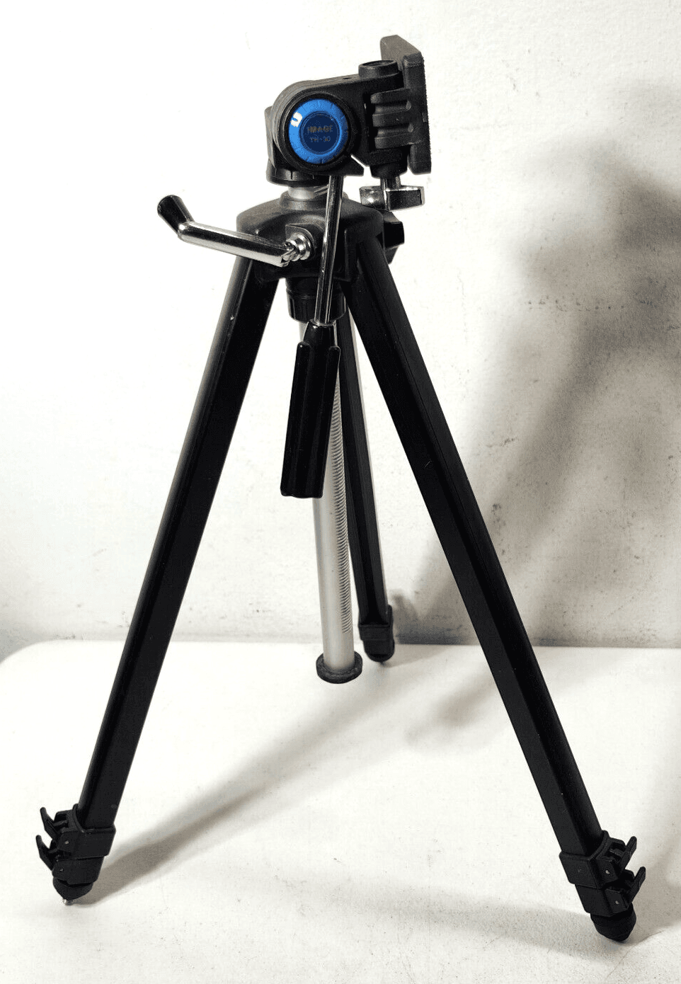 Image TN-30 Camera Tripod Made in Japan Swivel/Tilt Telescopic head - Thumbnail 2