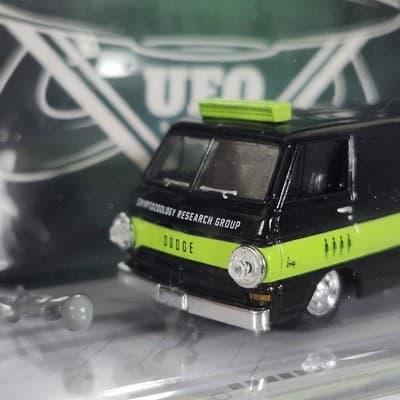 M2 Machines 1964 Dodge A100 Panel Van Diorama R17 UFO Society Alien Area 51 NEW - Thumbnail 4