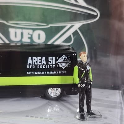 M2 Machines 1964 Dodge A100 Panel Van Diorama R17 UFO Society Alien Area 51 NEW - Thumbnail 3