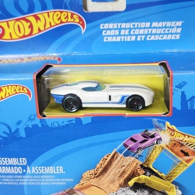 2017 Hot Wheels Action Construction Mayhem Playset W/ Car 1/64 Toy NEW - Thumbnail 2