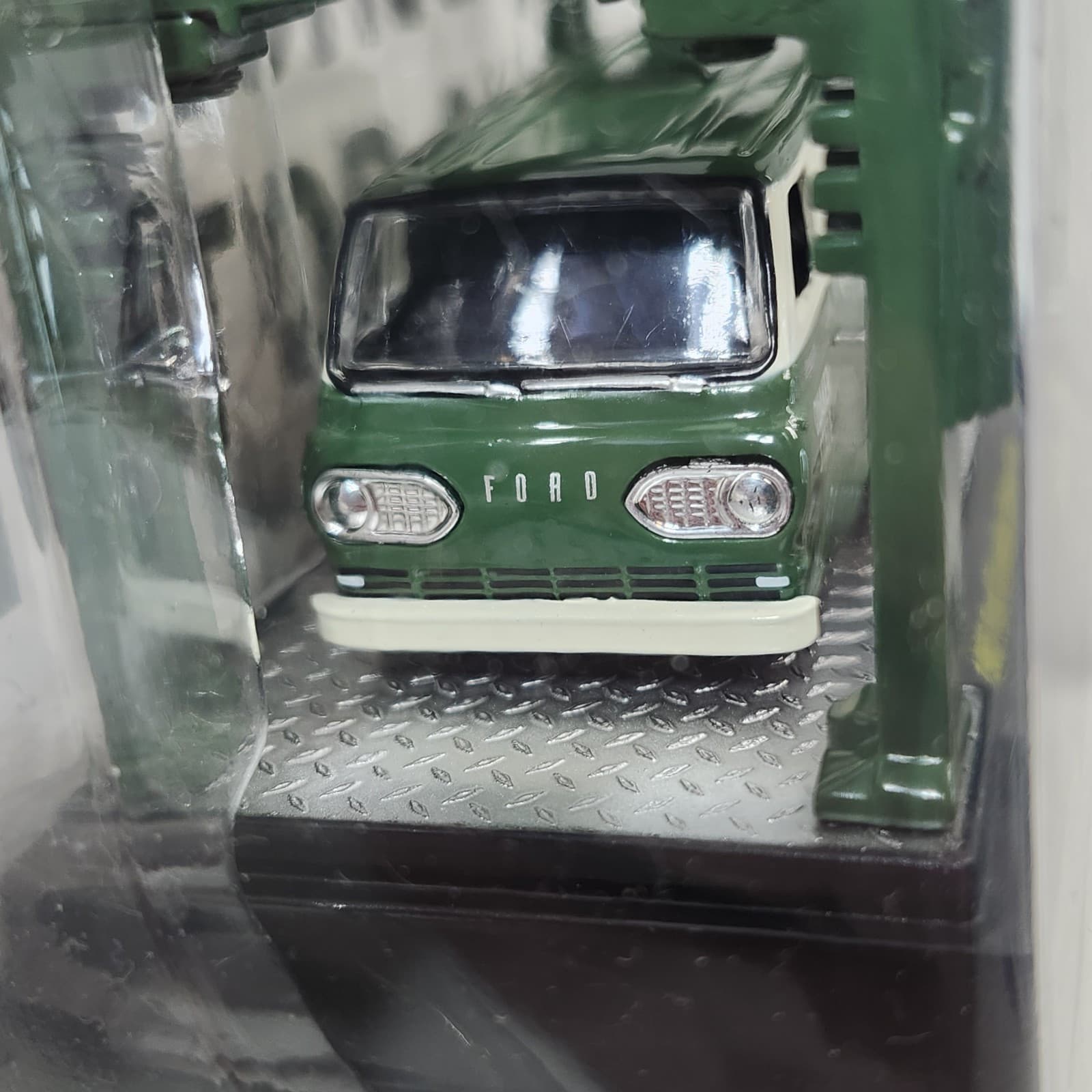 M2 Machines 1965 Ford Econoline Van Quaker State Model Kit 1/64 Toy Vehicle NEW - Thumbnail 4