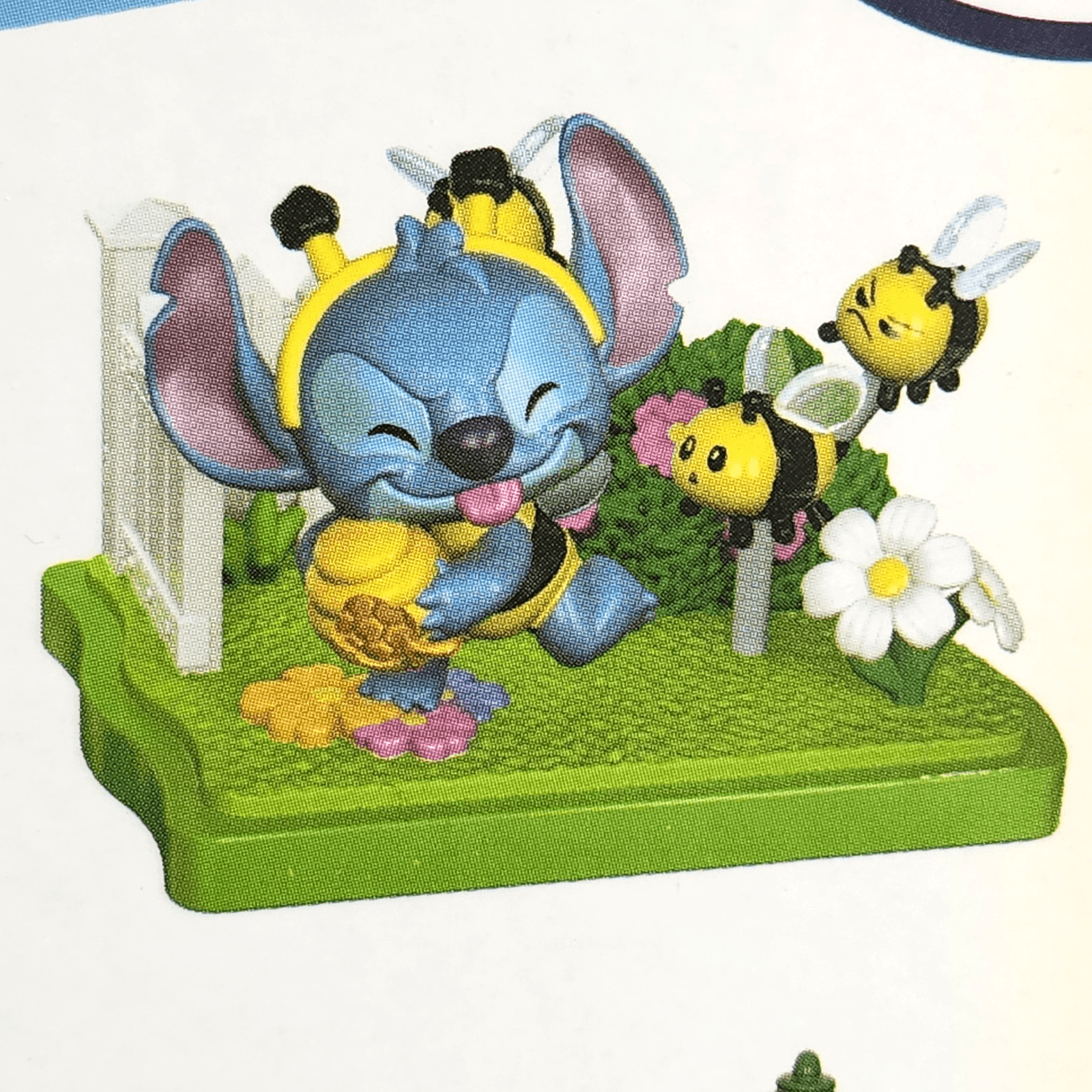 Just Play Happy Haul Stitch Goes Wild Scene Setter Bumblebee Figure Toy - Thumbnail 2