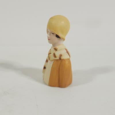 Avon 1982 American Fashion Silhouettes Thimble Victorian - Thumbnail 2