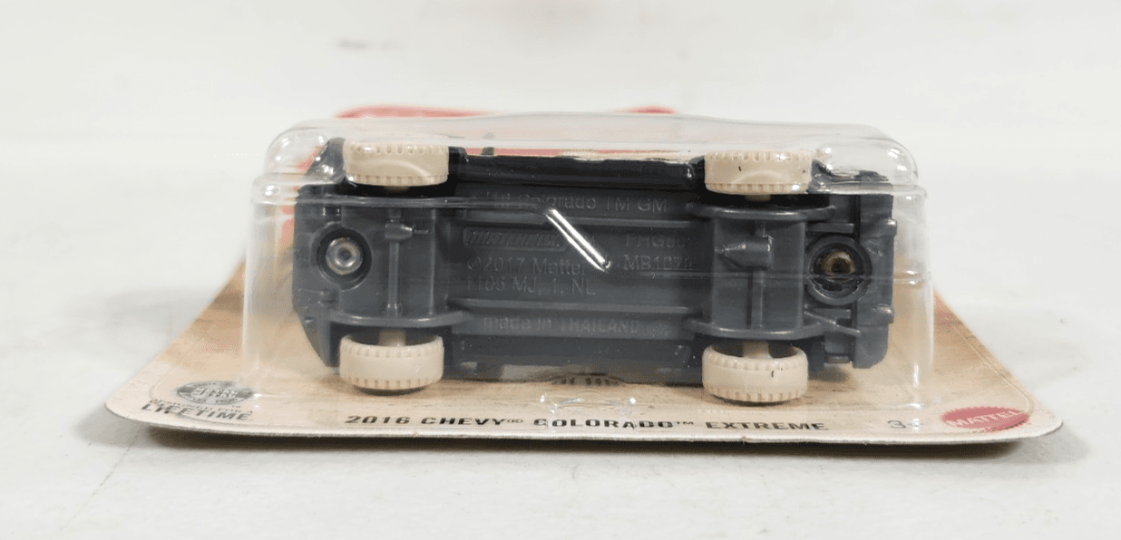 2026 Matchbox 2016 Chevy Colorado Extreme Green Pickup Truck 1/64 Toy Vehicle - Thumbnail 4