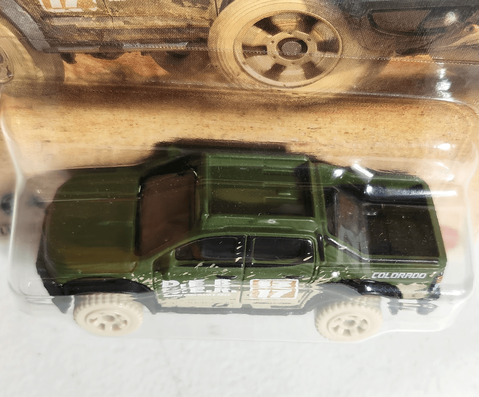 2026 Matchbox 2016 Chevy Colorado Extreme Green Pickup Truck 1/64 Toy Vehicle - Thumbnail 3