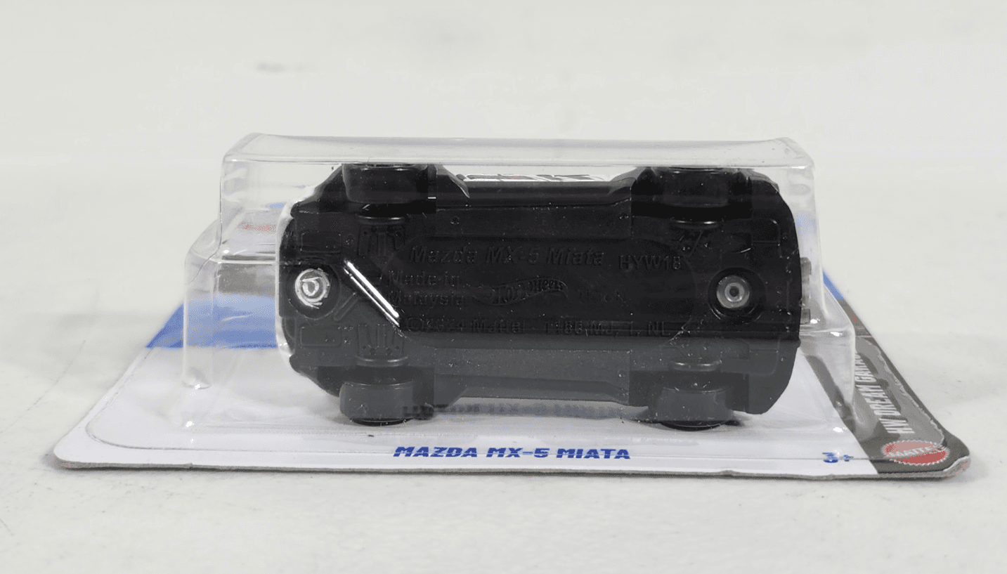 Hot Wheels Mazda MX-5 Miata HW Dream Garage White Car 1/64 Toy Vehicle NEW - Thumbnail 4