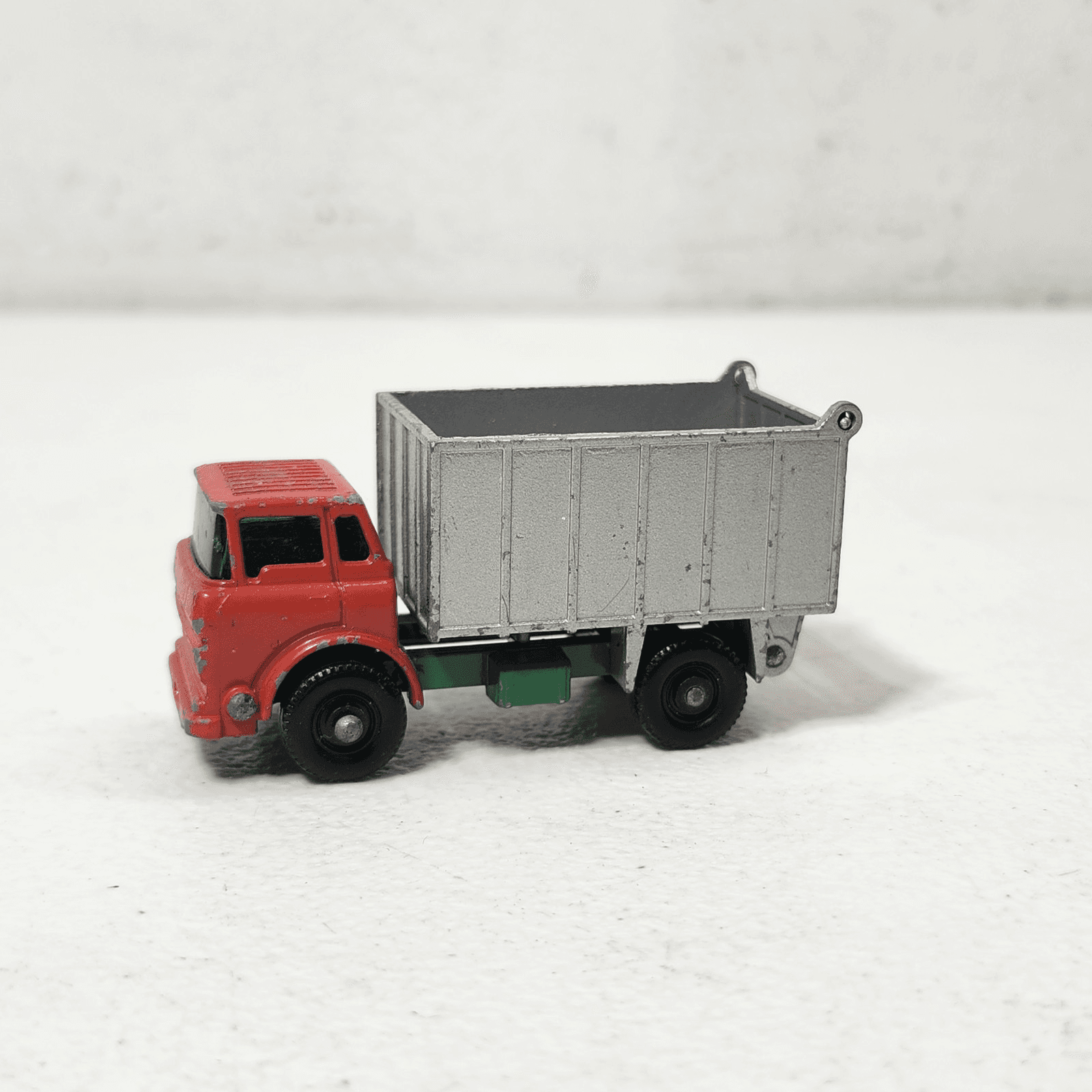 Vintage Lesney GMC Tipper Truck No 26 Matchbox 1/64 Series Toy Vehicle - Thumbnail 2