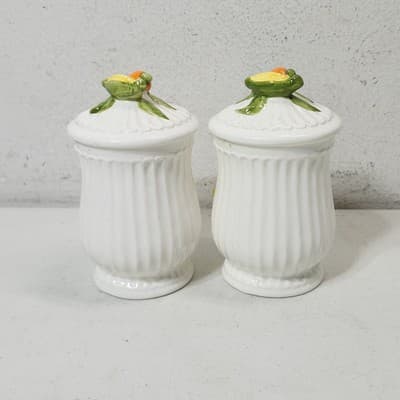 Vintage Salt & Pepper Shakers with 3D Vegetable Garden Theme Design - Thumbnail 4