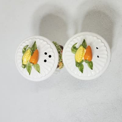 Vintage Salt & Pepper Shakers with 3D Vegetable Garden Theme Design - Thumbnail 6