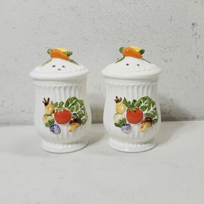 Vintage Salt & Pepper Shakers with 3D Vegetable Garden Theme Design - Thumbnail 2