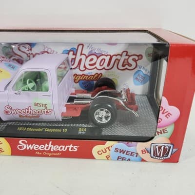 M2 Machines 1/24 Sweethearts 1973 Chevrolet Cheyenne 10 Truck Valentines S44 NEW - Thumbnail 3