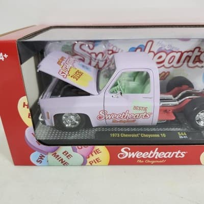 M2 Machines 1/24 Sweethearts 1973 Chevrolet Cheyenne 10 Truck Valentines S44 NEW - Thumbnail 2