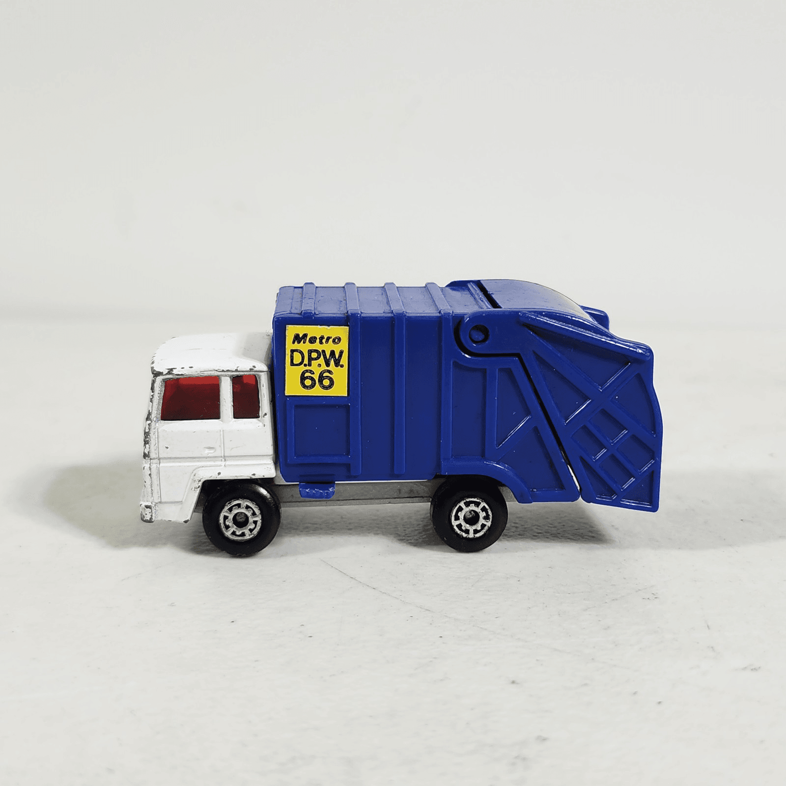Matchbox Superfast 1979 Refuse Truck No.36 Metro DPW 66 Garbage Blue White Macau