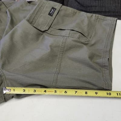 Men's Wrangler Relaxed Fit Cargo Shorts Size 44 Green NEW - Thumbnail 3