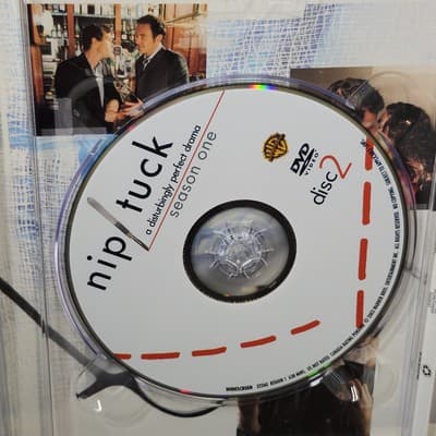 Nip Tuck The Complete 1st Season (DVD 5 Disc Set) TV Show - Thumbnail 5