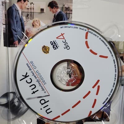 Nip Tuck The Complete 1st Season (DVD 5 Disc Set) TV Show - Thumbnail 3