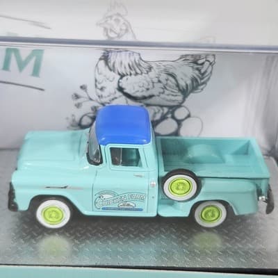 M2 Machines Callahan Chicken Farm 1968 Chevrolet C60 & 1958 Apache Stepside R91 - Thumbnail 3