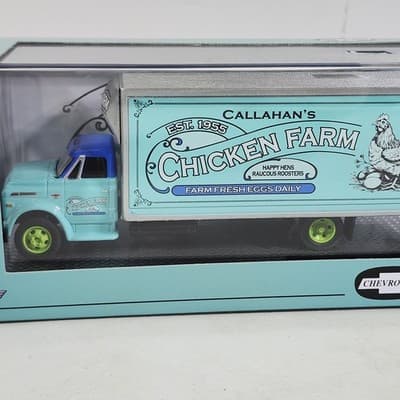 M2 Machines Callahan Chicken Farm 1968 Chevrolet C60 & 1958 Apache Stepside R91 - Thumbnail 5
