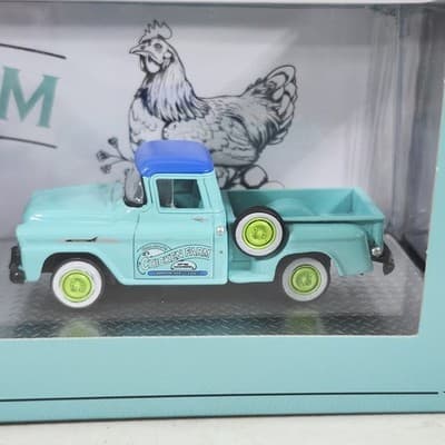 M2 Machines Callahan Chicken Farm 1968 Chevrolet C60 & 1958 Apache Stepside R91 - Thumbnail 2