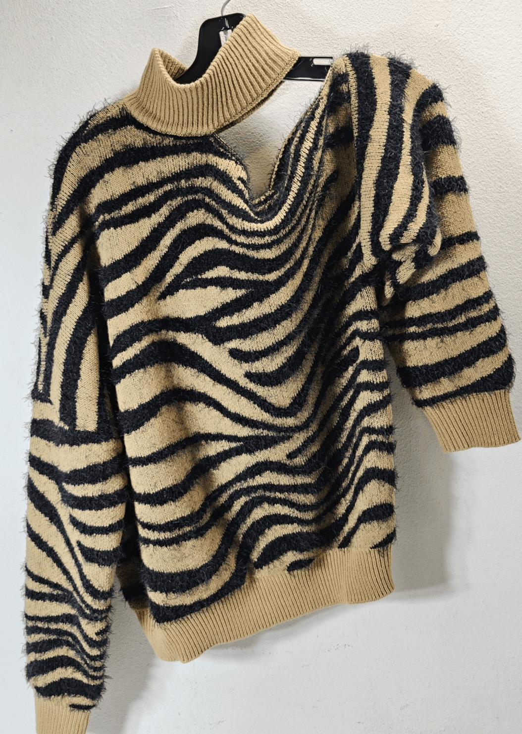 Venus Women's M Tiger Stripe Turtleneck Cold Shoulder Sweater Stretch - Thumbnail 3