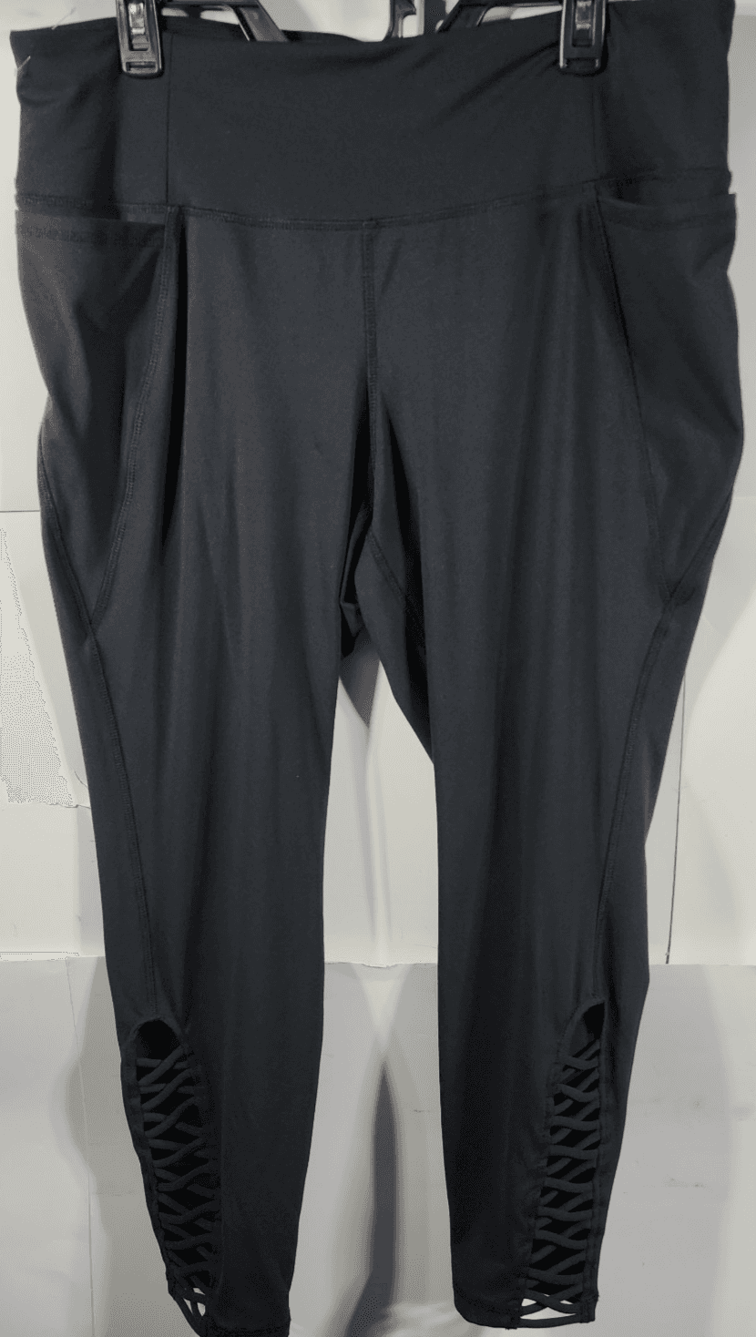 Lane Bryant LIVI Women's 18/20 Black High-Rise Soft Macrame-Detail Capri Legging - Thumbnail 5