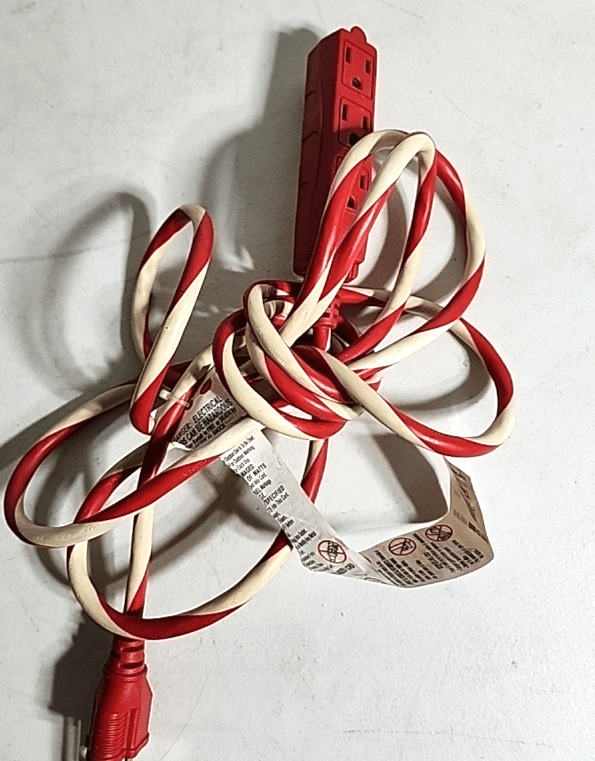 Hyper Tough 3-Outlet 9FT Candy Cane Extension Cord Red/White - Thumbnail 4